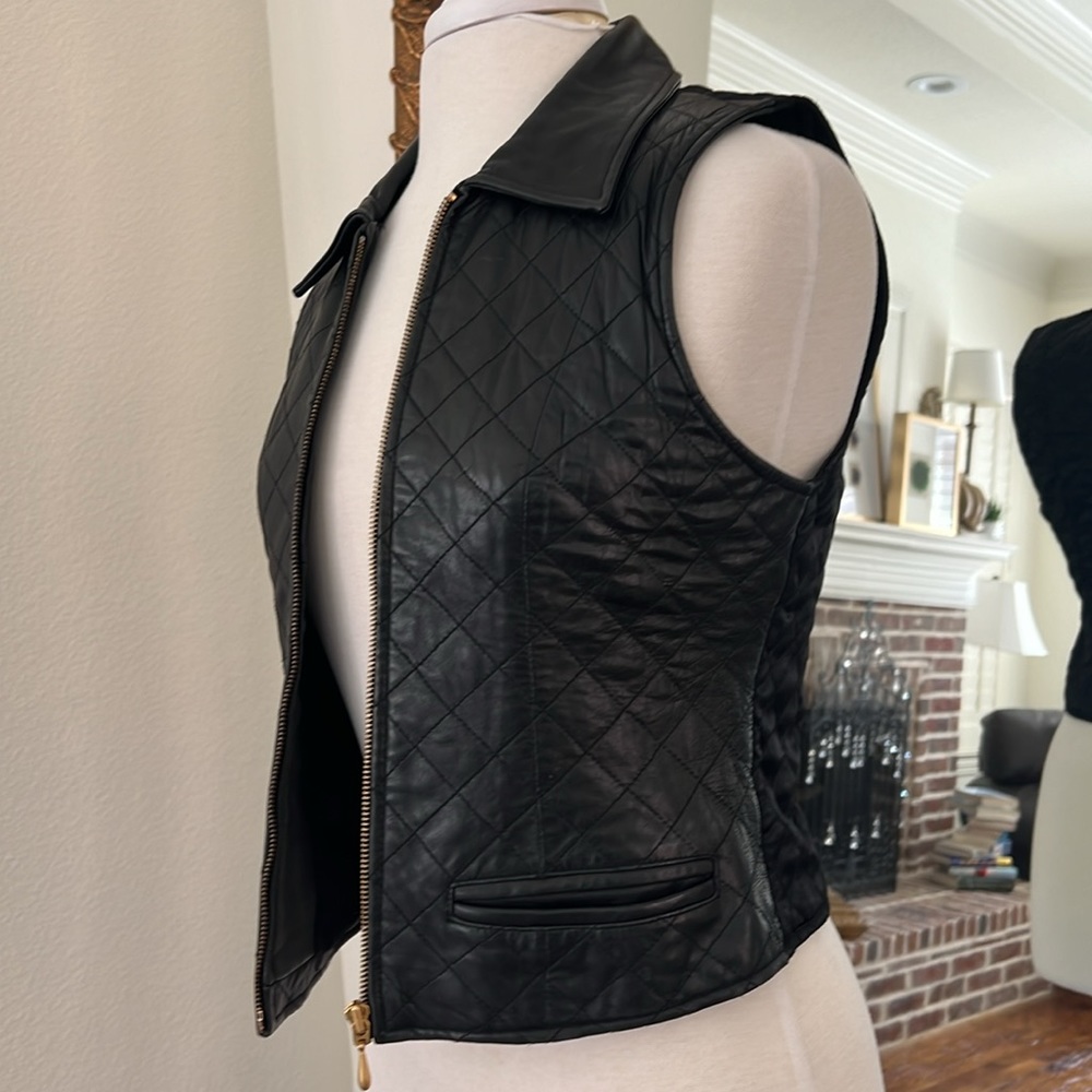 LEATHER FRONT VEST BY STUDIO SIENA BLACK LEATHER SIZE S. BACK IS MATERIAL.